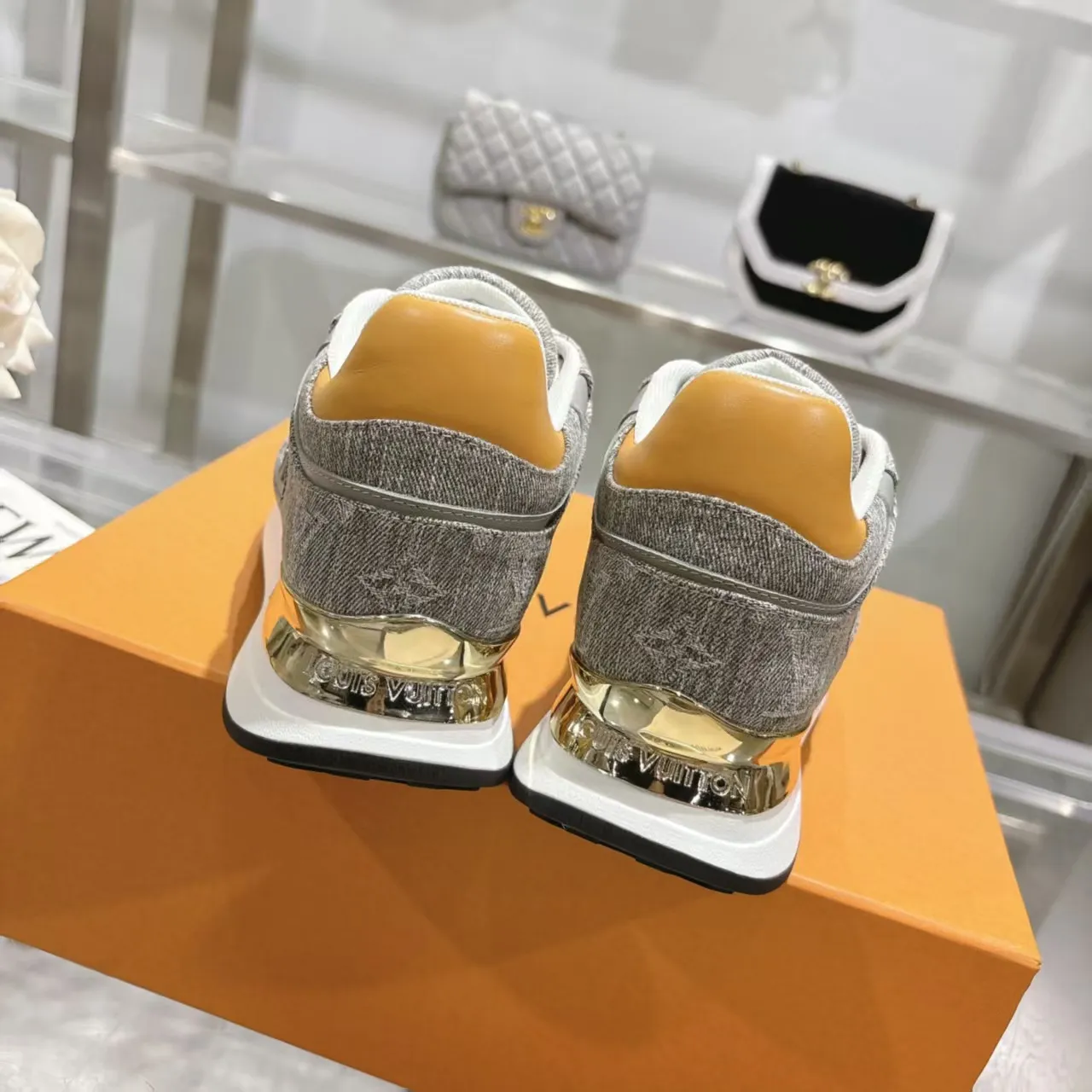 [L Family] P: 760💰Size 35-42 for women, 39-46 for men, (41.42 for women, 45.46 for men, customized) .LV Donkey Brand 🔥🔥LOUIS VUITTON Louis Vuitton's official website synchronizes the 2025 autumn and winter couple's models, which are now on the market, this Neo Run Away sneakers are inspired by running shoes, integrating LV's iconic must-have shoes into the trend. This version is a 1:1 replica of the original version. It is made of two-tone calfskin to highlight its simple lines and unique wedge outsole. Key details include the LV initials on the side and an engraved gold heel stabilizer on the back plus a 2cm hidden insole.